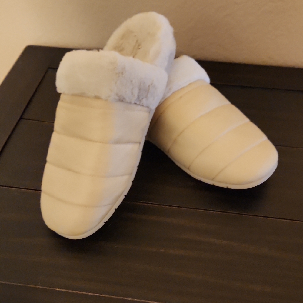 Vionic Cream Quilted Slippers with Fuzzy Trim